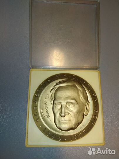 Настольная медаль 