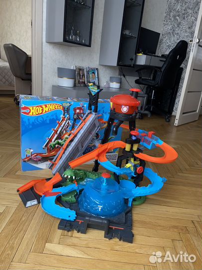 Трек Hot Wheels Сити Невообразимая автомойка FTB67