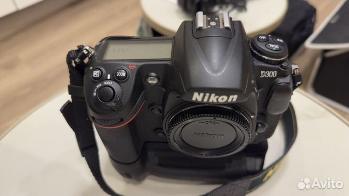 Nikon D300 Зеркальный фотоаппарат