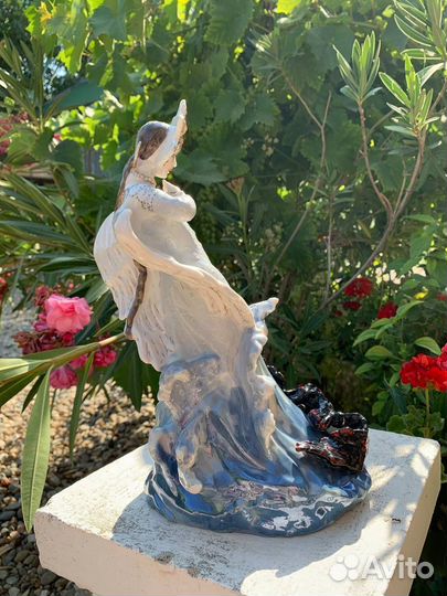 Статуэтка фарфор 