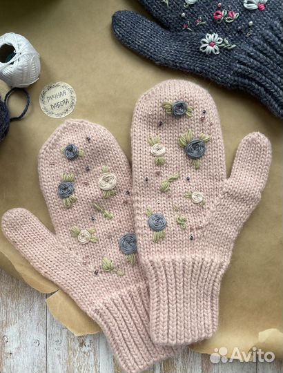 Вязаные варежки женские с вышивкой