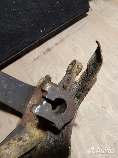 Поворотный кулак левый Renault Megane 2