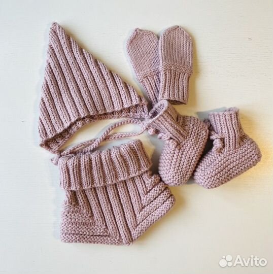Вязаный комплект для малыша шапка манишка варежки