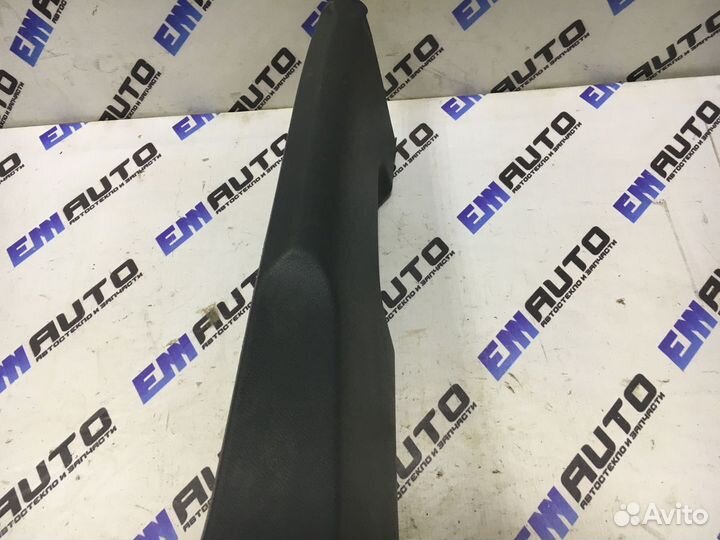 Накладка средней стойки левая Фольксваген Гольф 5