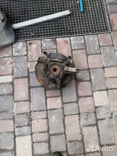 Кулак поворотный правый Митсубиси Шариот 3