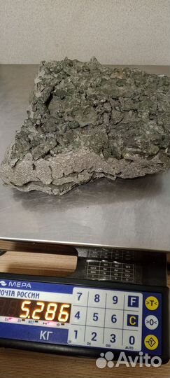 Горная порода в цельном куске - камнем