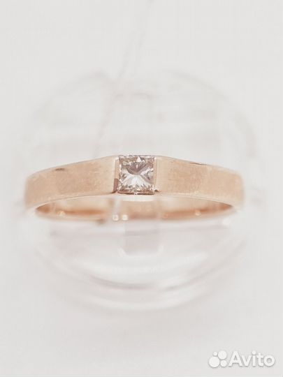 Золотое кольцо с бриллиантом