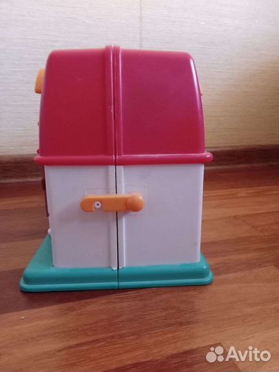 Домик кукольный с гаражом, мебелью и жильцами