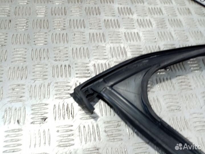 Б/У Уплотнитель стекла двери передней левой#002