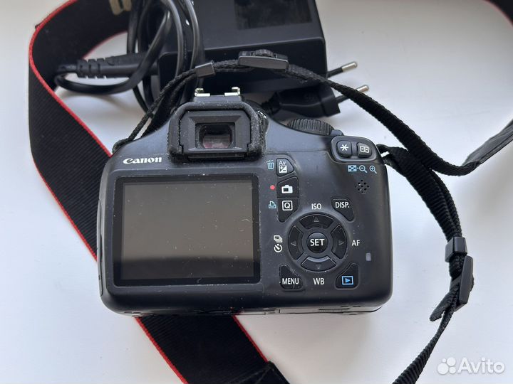 Canon EOS 1100D с батарейкой,зарядкой