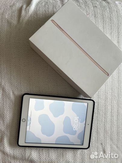 Планшет Apple iPad (2018) 32GB Wi-Fi Gold