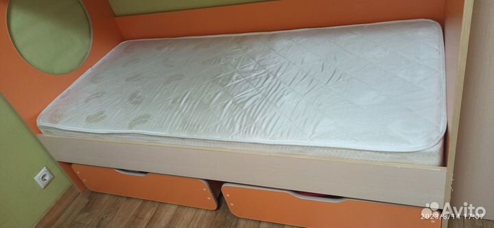 Двухъярусная кровать + письменный стол