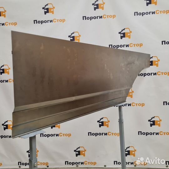 Карман перед задним правым колесом VW Crafter maxi