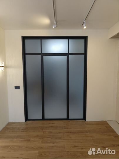 Лофт перегородка с распашной дверью