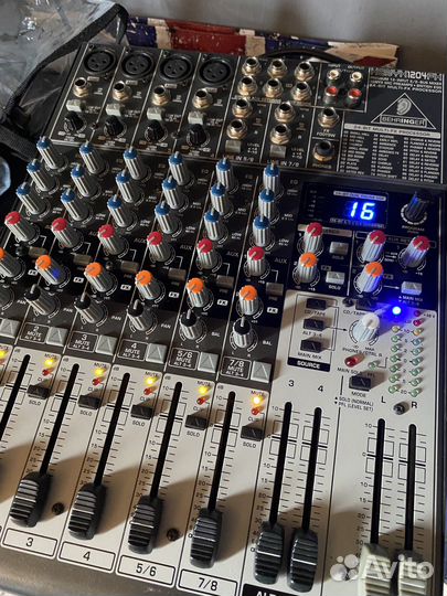 Микшерный пульт behringer
