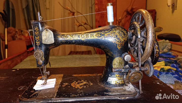Старая швейная машинка