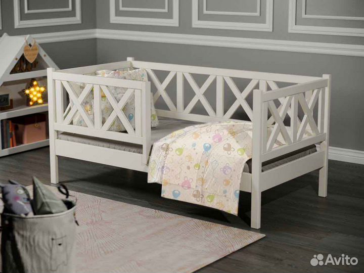 Кроватка из натурального дерева с бортиком для мал