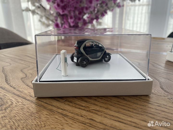Модель Renault twizy 1:43 и renault logan