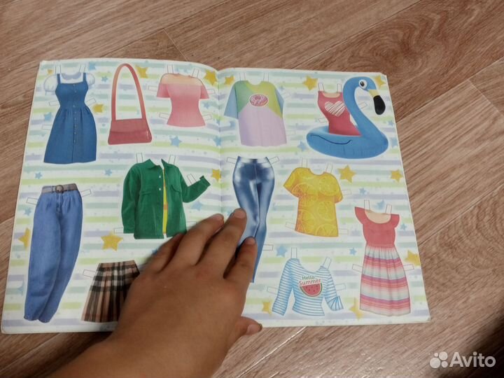 Одень куклу из картона