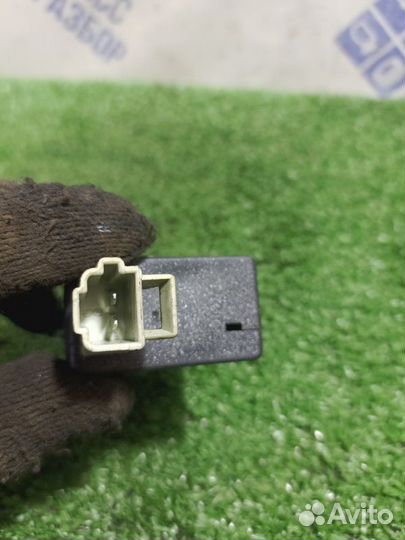 Активатор замка багажника задний Toyota Avensis