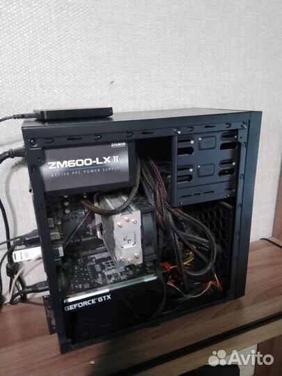 Игровой компьютер с монитором и клавиатурой