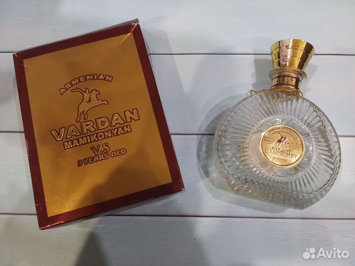 Пустая бутылка с коробкой