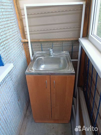 Кухонная мойка с тумбой со смесителем