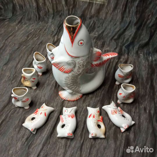 Фарфоровый штоф и 10 рюмок. Рыбки. Полоне зхк