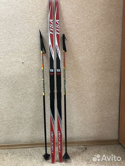 Лыжи беговые с палочками и ботинками