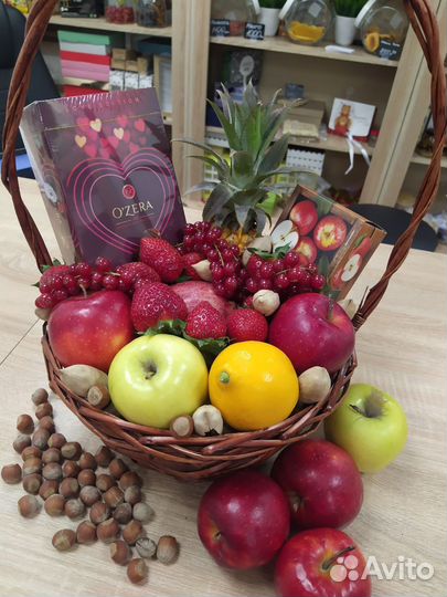 Корзина с фруктами: орехи, сладости, чай