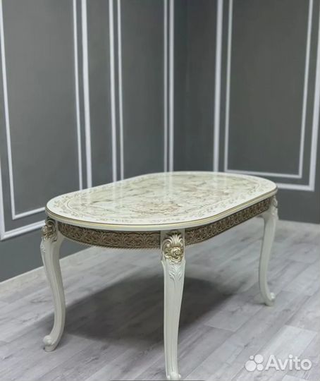 Кухонный стол и стулья в комплекте