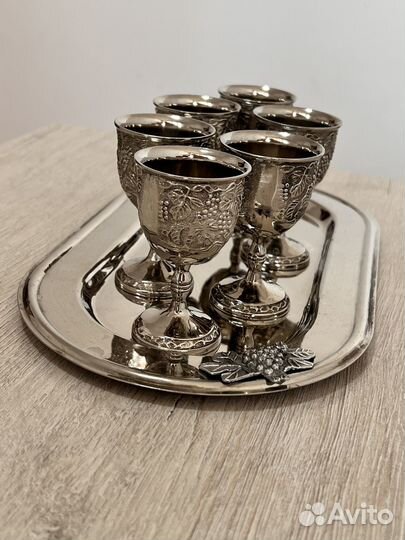 Поднос с рюмками