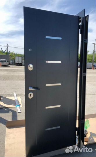 Входная дверь с зеркалом царговая