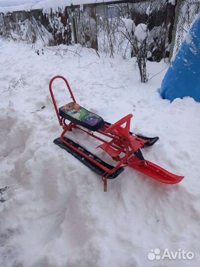 Снегокат со спинкой и колесами