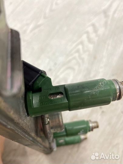 Топливная рампа в сборе Toyota Avensis T25 1zzfe