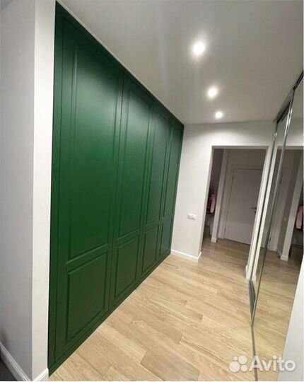 Шкаф на заказ яркого цвета