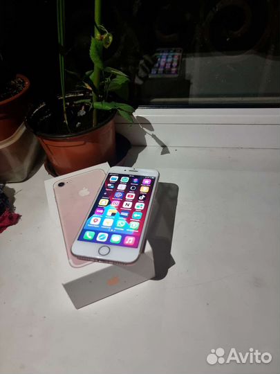 Телефон iPhone 7