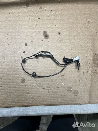 Задний левый датчик скорости Toyota Hilux 8