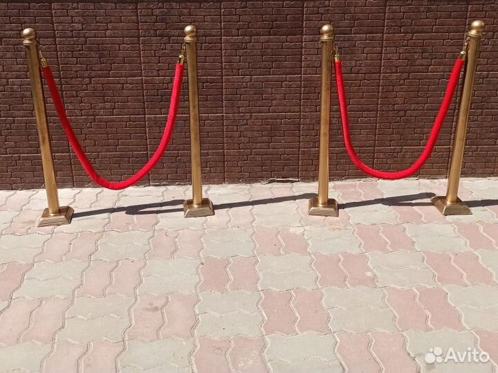 Оградительные столбики для красной дорожки