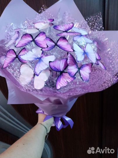 Букет цветов свежие, с бабочками и подсветкой