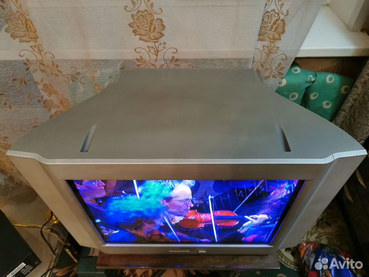 Телевизор Thomson 25DC222KG с подставкой