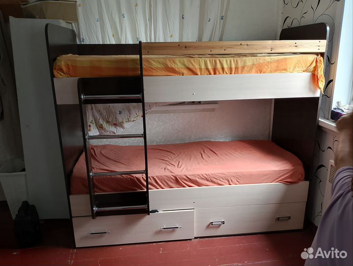 Кровать двухьяруснаяс матрасами в наличии 2 шт