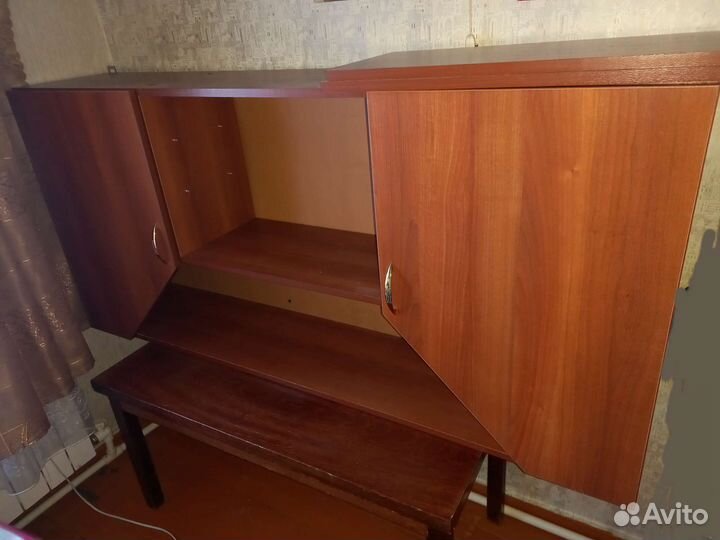 Навесной шкаф для книг