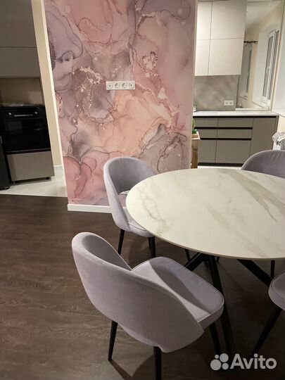 Стол новый из керамогранита круглый