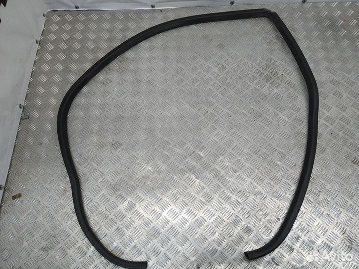 Уплотнитель проема двери Suzuki Grand Vitara II (2