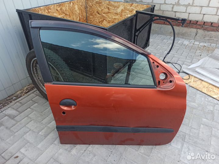 Дверь передняя оранжевая пежо Peugeot 206