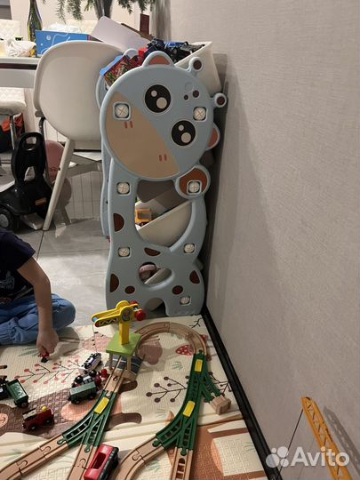 Стеллаж для игрушек монтессори