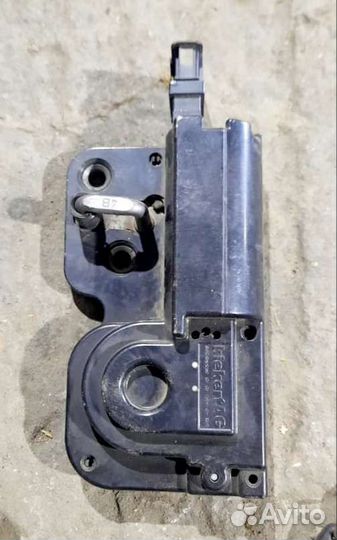 Замок багажника с доводчиком Volkswagen Touareg 7L