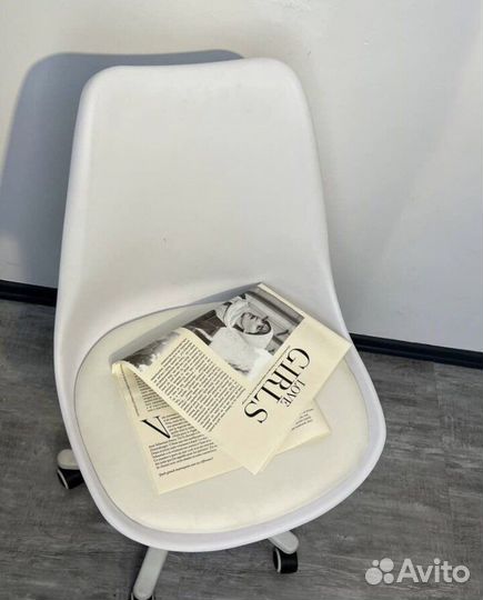 Стул кресло на колесиках eames