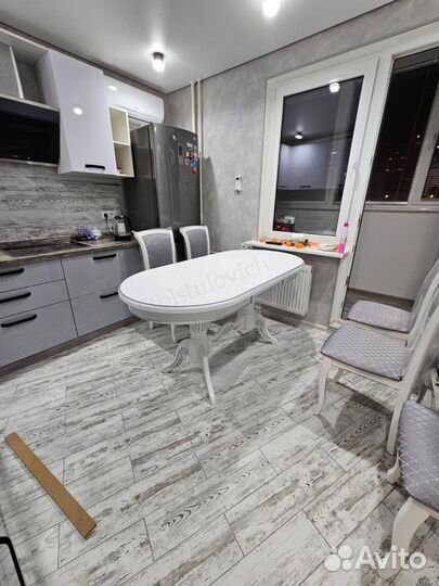 Стол и стулья